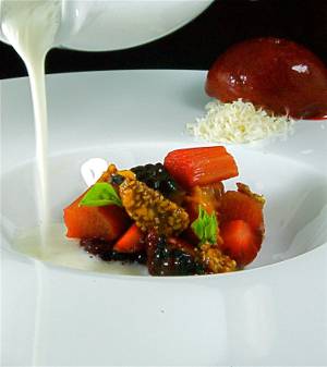 Sopa helada de yogur con vainilla y miel, frutas rojas marinadas, tomate de rbol y su sorbete, ruibarbo confitado, albahaca y nugatine de almendras